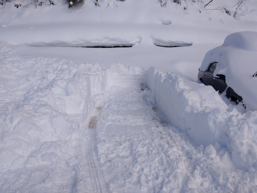 車が雪に埋もれた時の脱出方法、タイヤの空回り、スタック対策 (ウラシタ